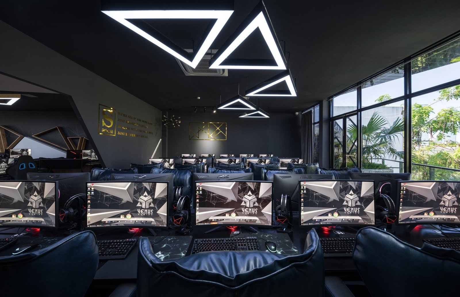 1687878071-en-idei-club-p-cyber-cafe-dizain-pinterest-4